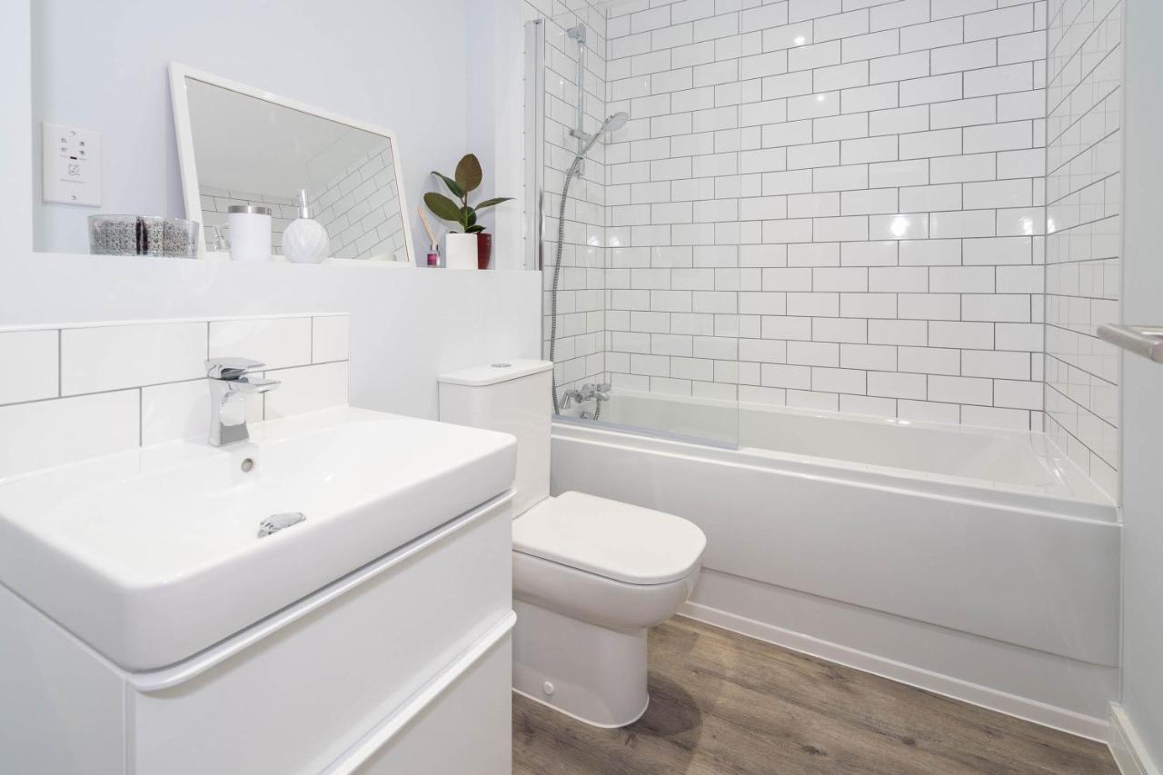 New Build - 2 Bed Snug Modern Apartment - Juliet Balcony - Roof Top Terrace - Digbeth, Birmingham City Centre - Free Netflix & Smart Tv Buitenkant foto